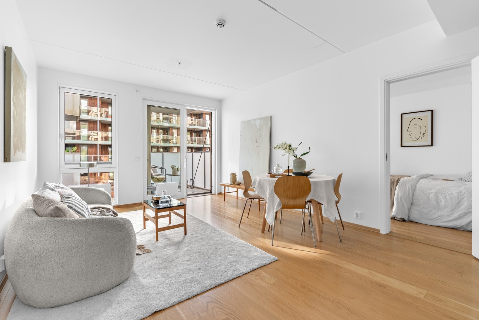 Fra stuen er det utgang til en sydvestvendt balkong på ca. 5 kvm. Den er praktisk overbygd, har belysning og utestikk på vegg. Galleribilde