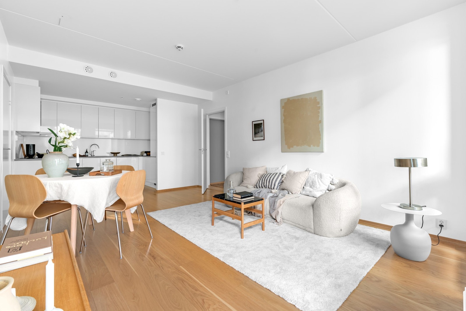 Det er gjennomgående med 1-stavs eikeparkett på gulv, hvitmalte og slette vegg- og himlingsflater og ekstra god takhøyde. Galleribilde