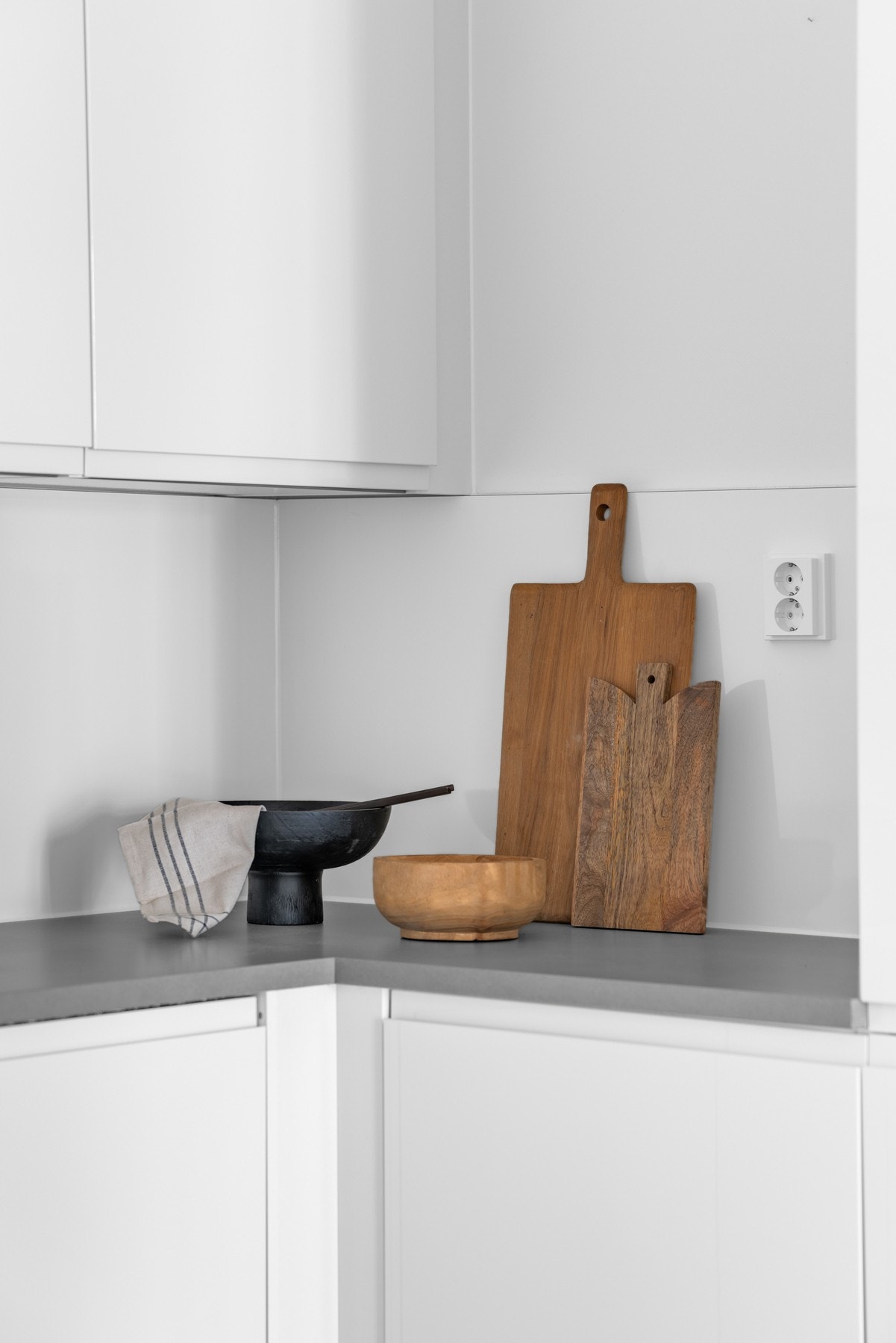 Løsningen gir godt med både benkeplass og oppbevaring i skap og skuffer. Det er også lagt opp godt med stikkontakter. Galleribilde