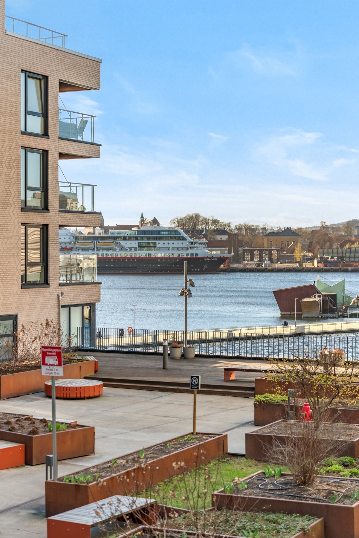 Det er utsyn mot Bispeboren, Sukkerbiten og deler av innseilingen. Galleribilde