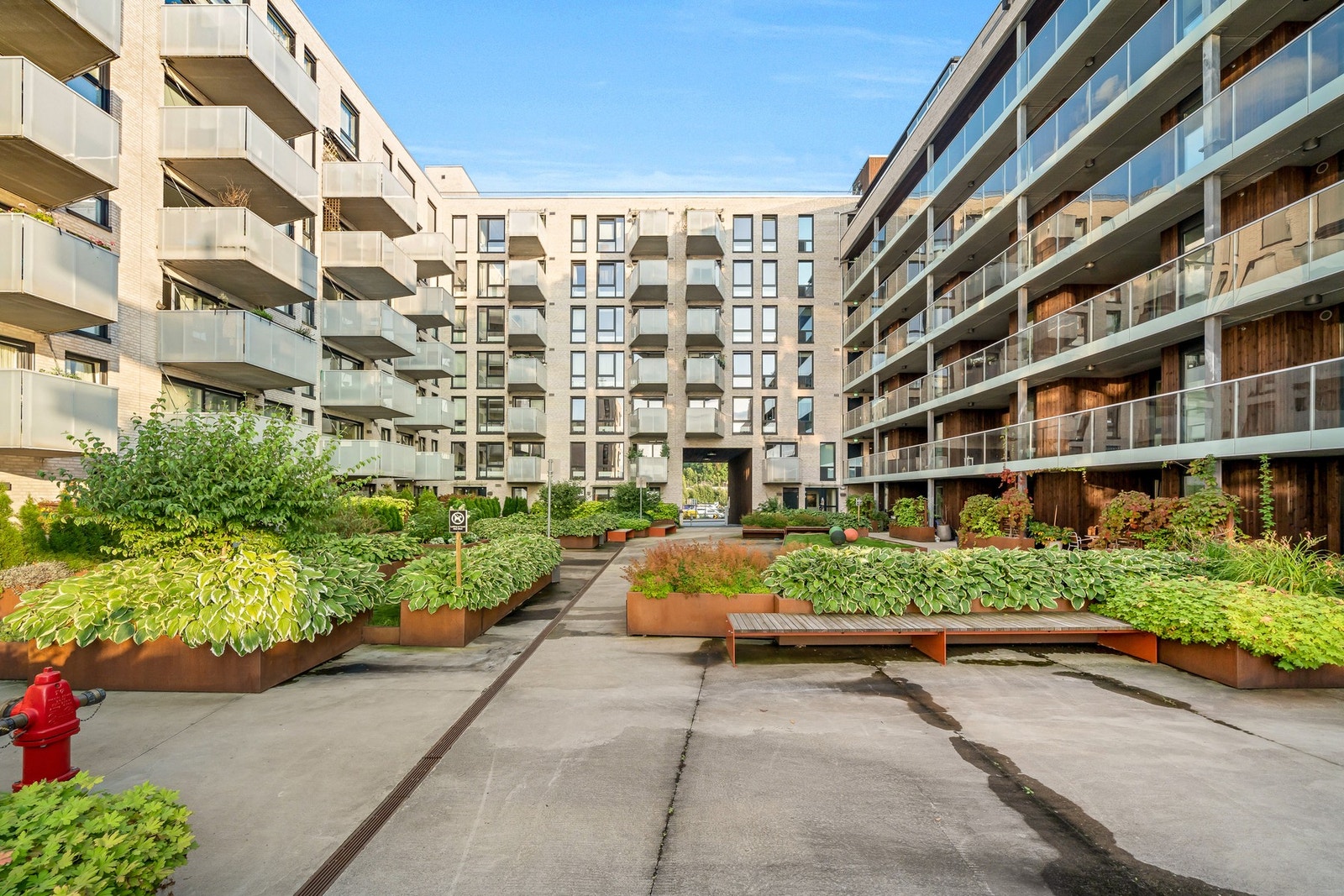 Sameiet Sørengstranda består av 215 boligseksjoner og 7 næringsseksjoner fordelt på to bygg. Galleribilde