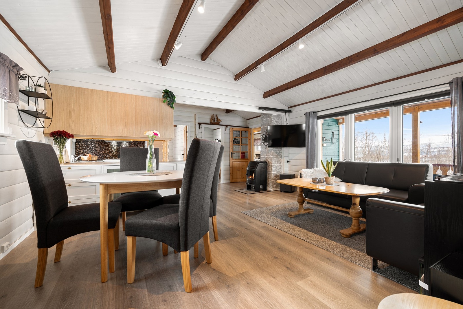 Planløsningen gir plass til både sofagruppe og spisestue Galleribilde