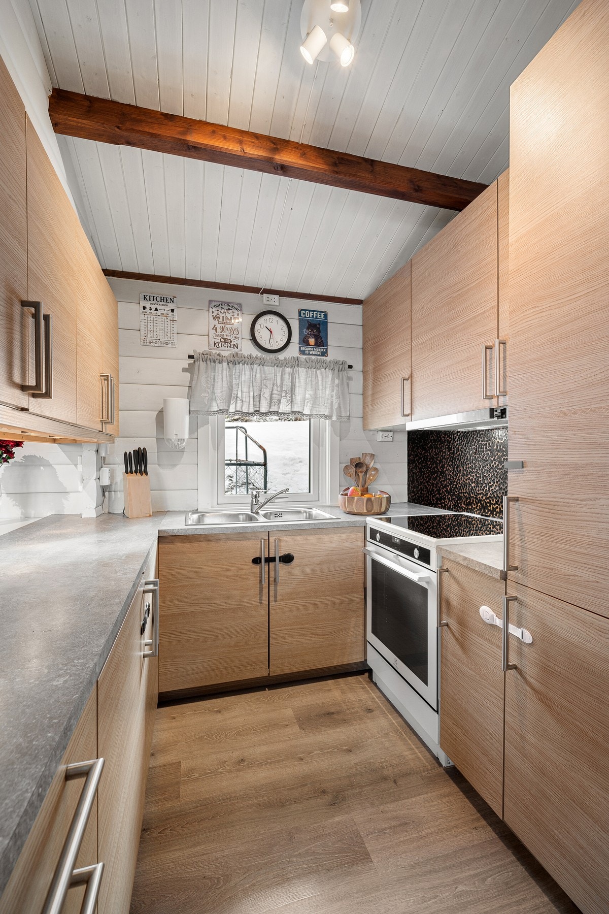 Kjøkkenet har godt med benkeplass og god plass til oppbevaring Galleribilde