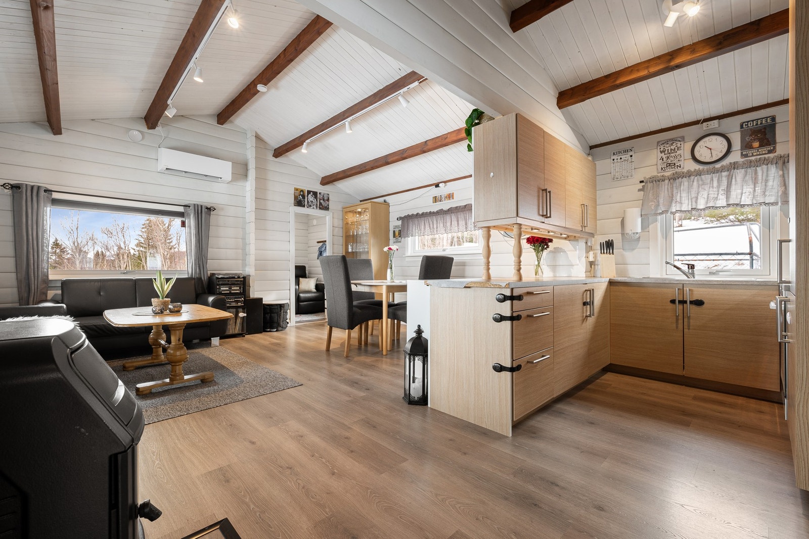 Boligen har nye laminatgulv fra 2022, og det er samtidig lagt ny isolasjon Galleribilde