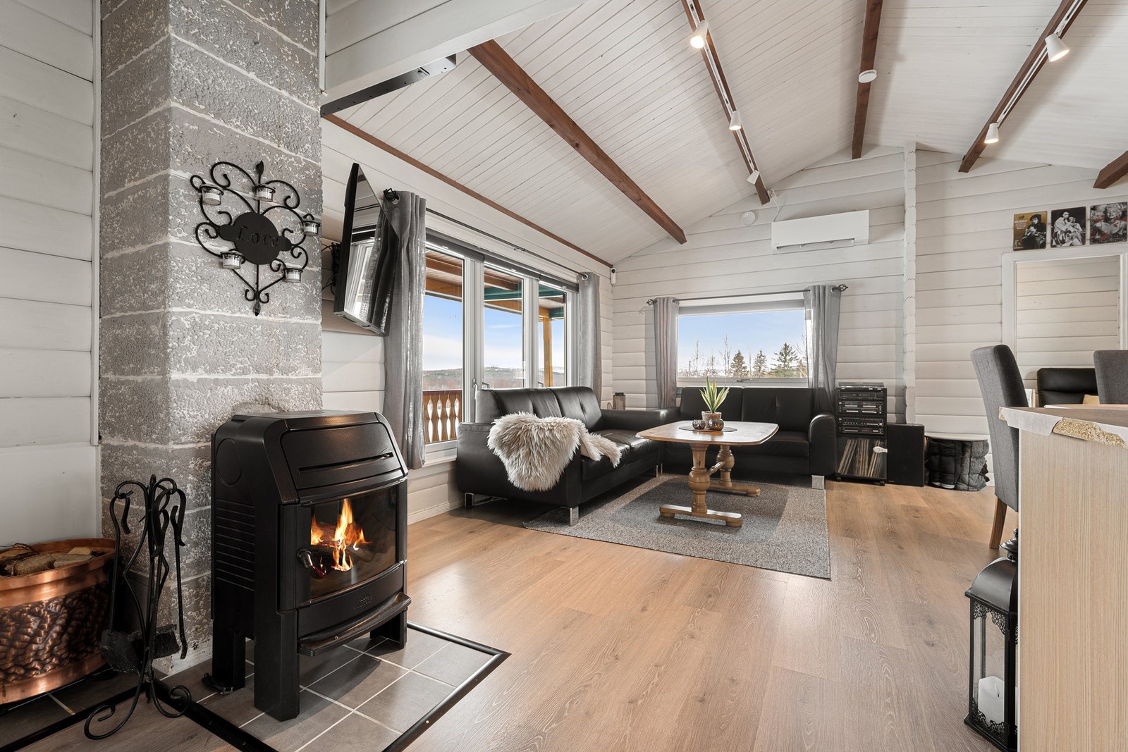 Velkommen inn! Boligen er omgjort fra fritidsbolig til enebolig i 2022 og har en lun og hjemmekoselig stil Galleribilde