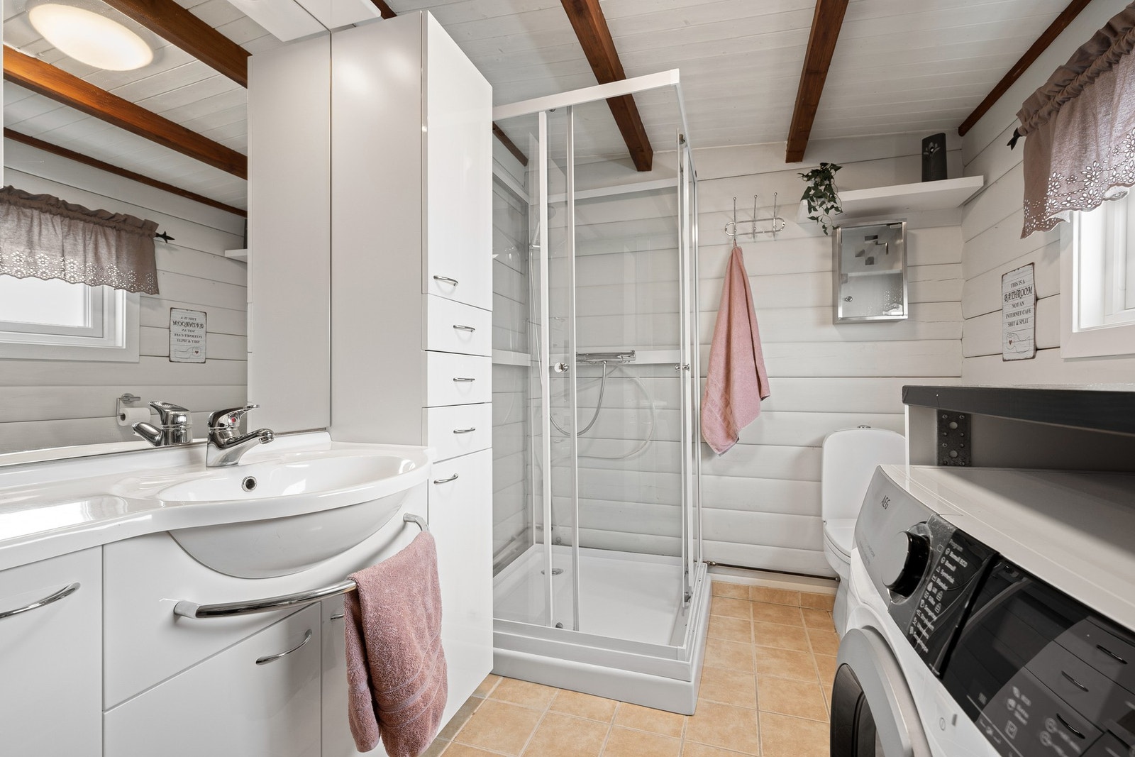 Lyst og fint bad som er pusset opp i 2010 - flislagt gulv med varme Galleribilde