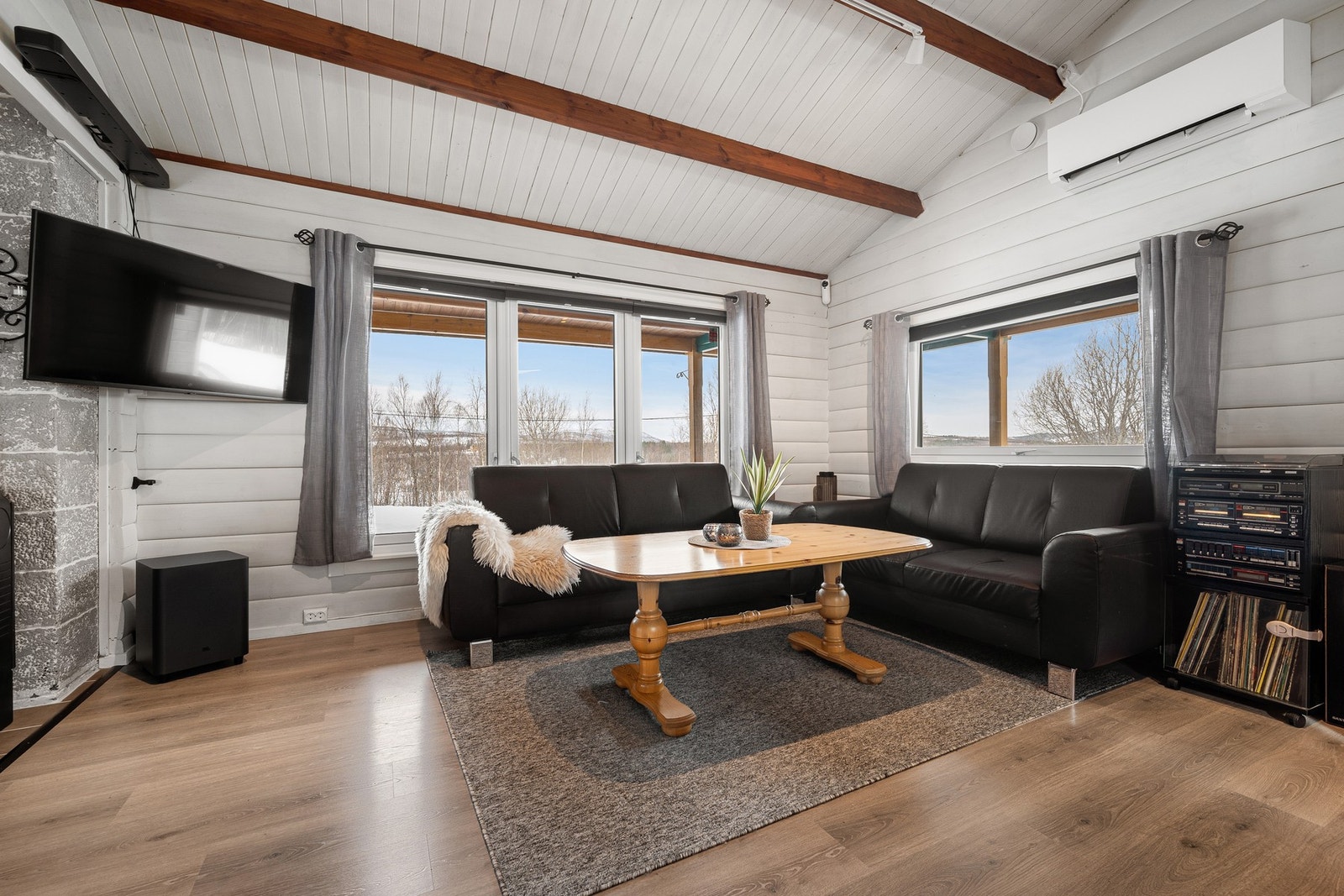 Store stuevinduer gir verdifullt lysinnlipp Galleribilde