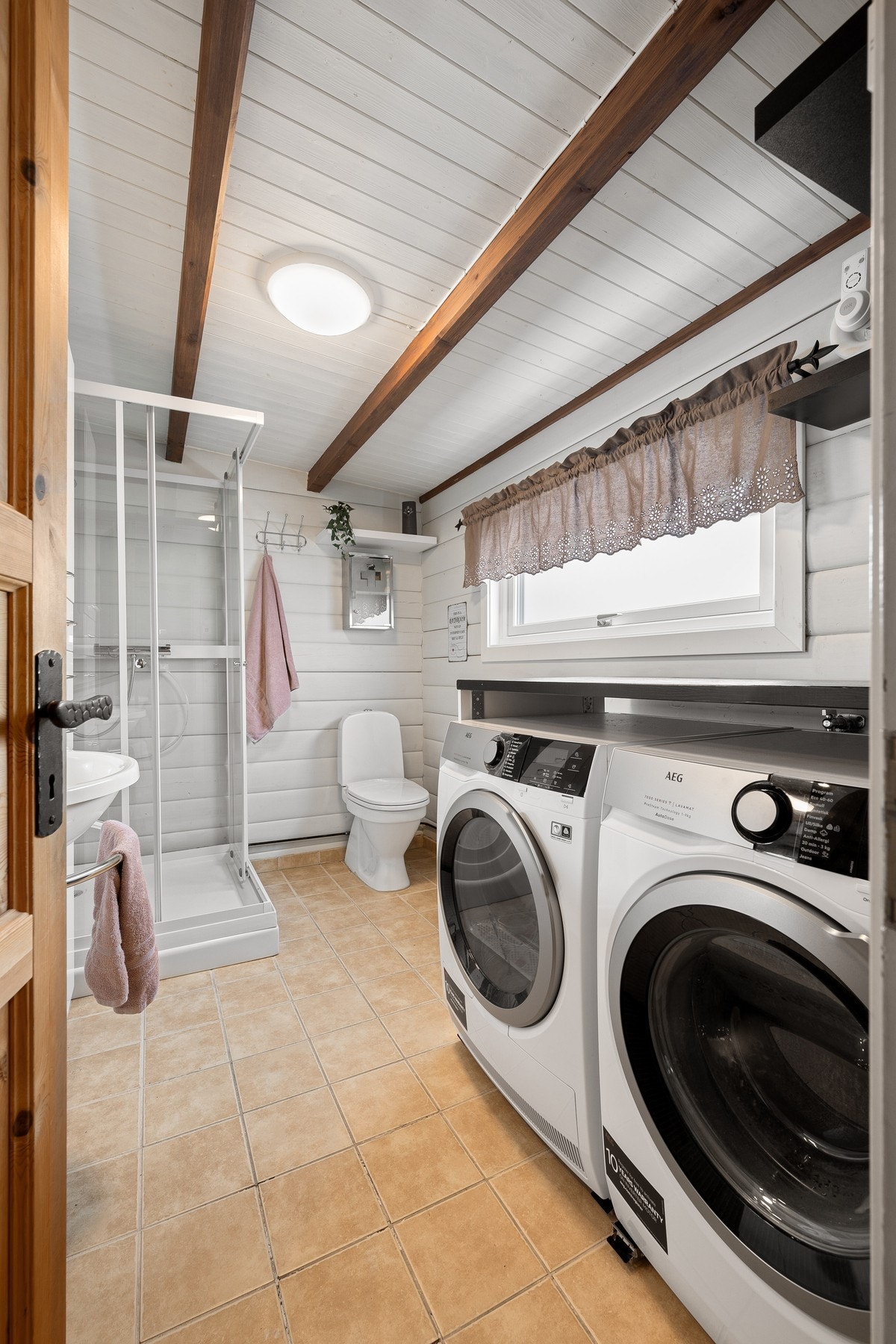 Det er kombinert bad og vaskerom Galleribilde