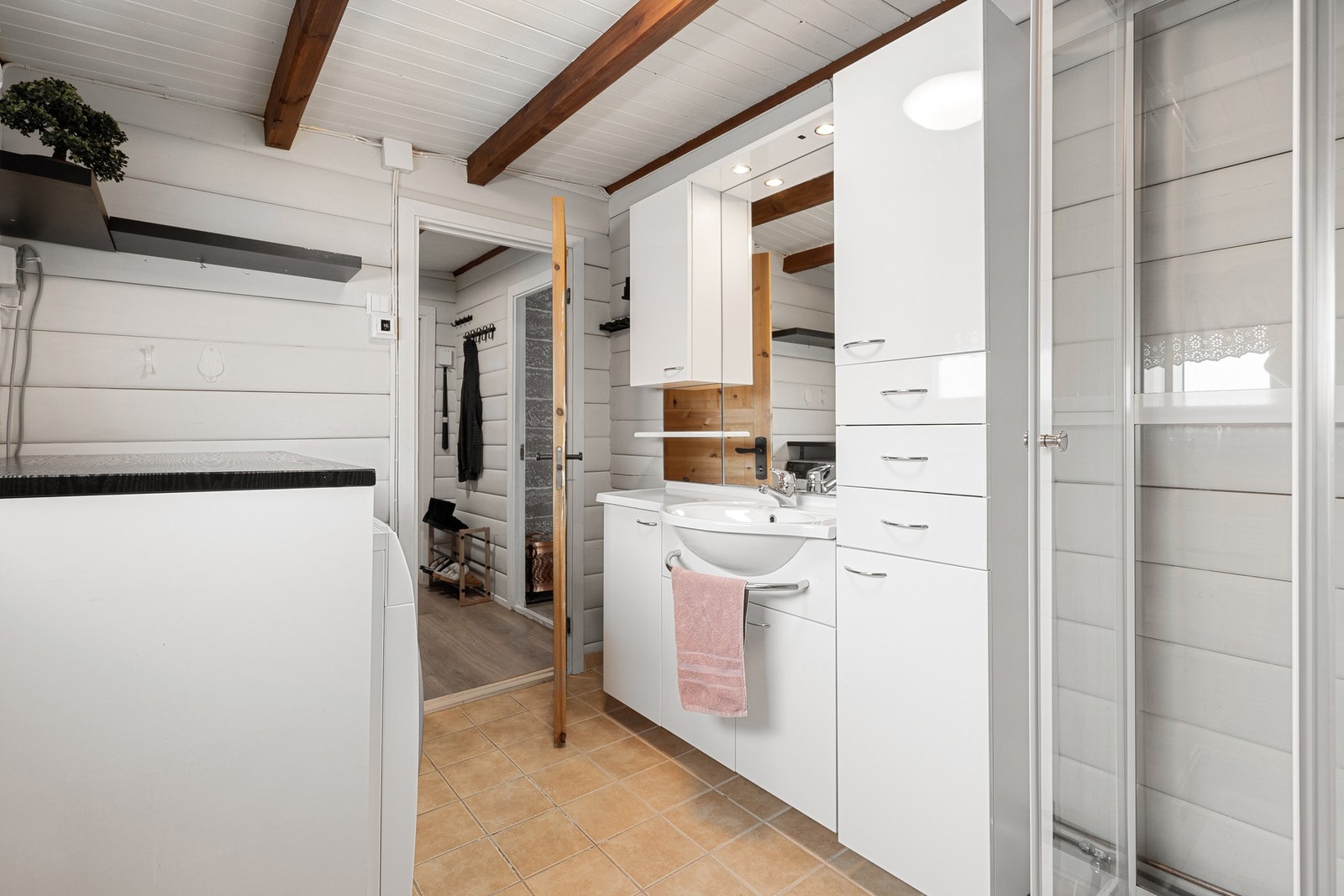 Den romslige servantinnredningen gir plass til det du trenger Galleribilde