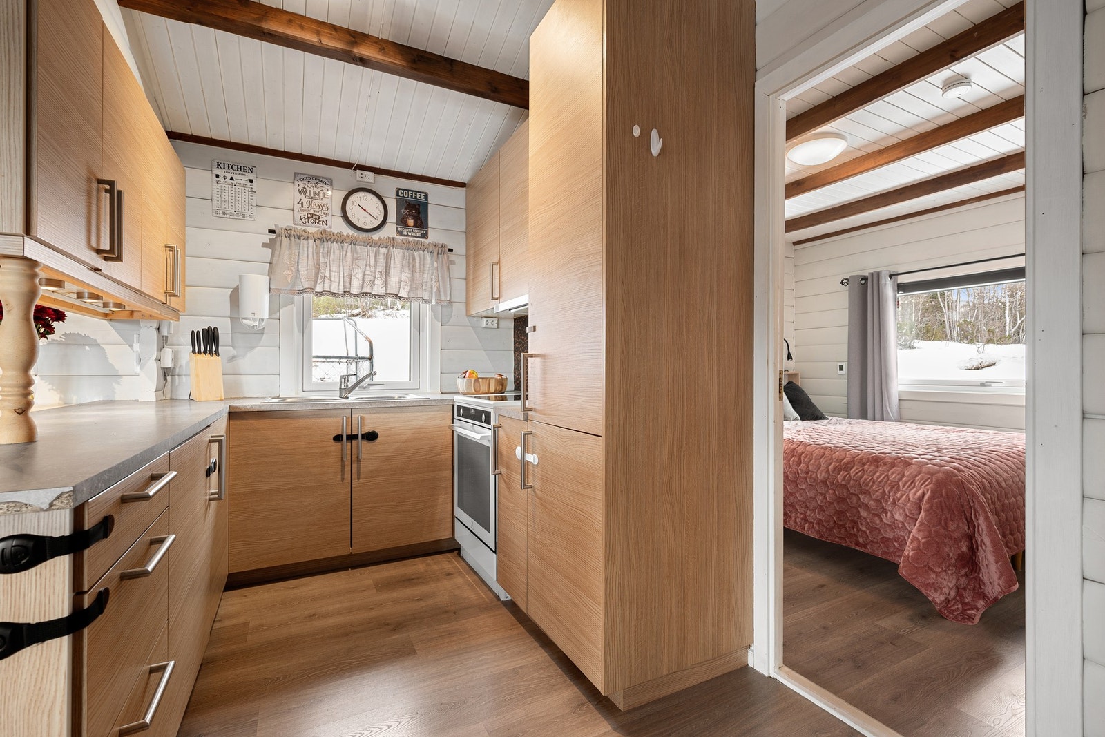 Kjøkkenet er fra HTH (2018) med trehvite fronter Galleribilde