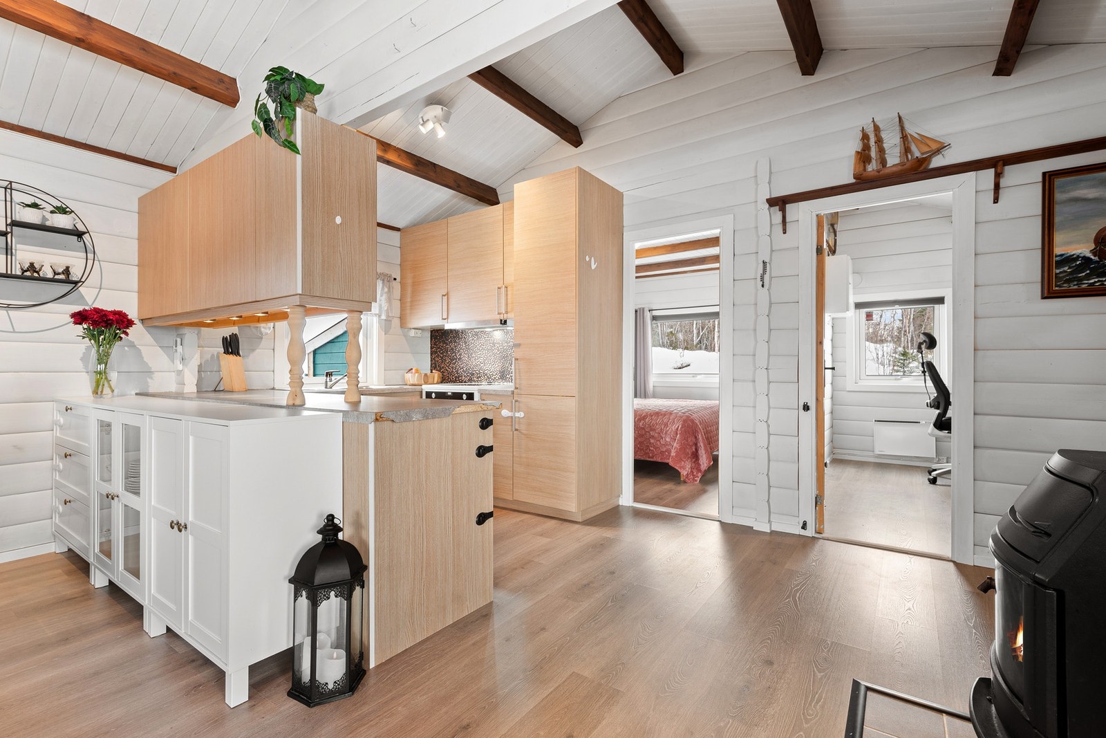 Praktisk kjøkkenløsning med delvis åpen løsning Galleribilde