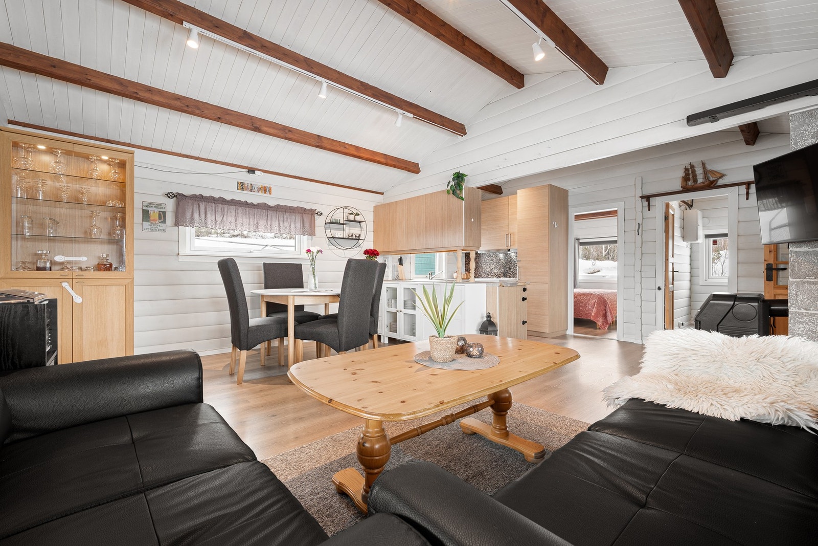 Stua føles åpen og luftig med sin gode takhøyde, sammen med lyse overflater (alle overflater malt i 2022) Galleribilde