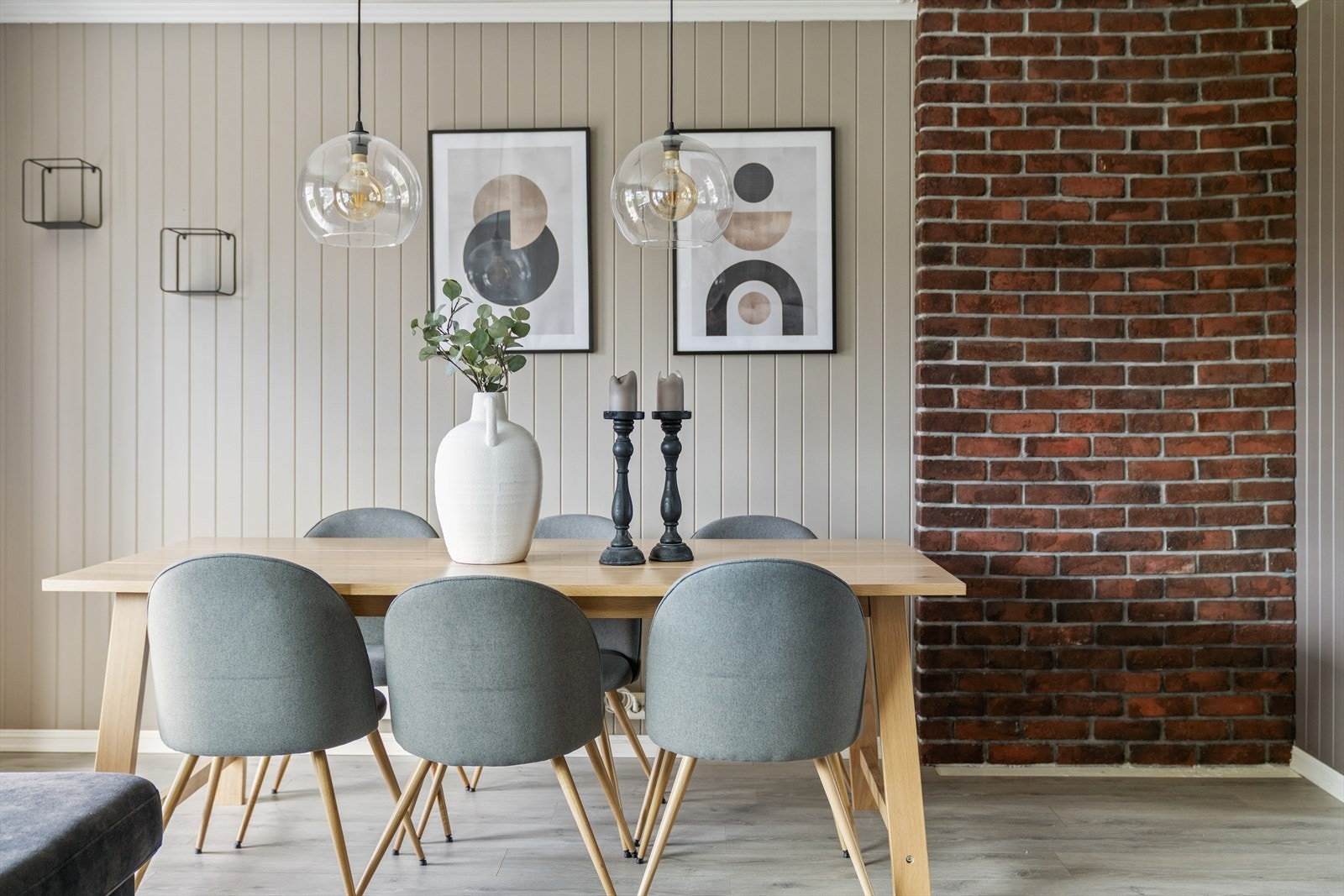 Bra med plass til spisebord i sammenheng med kjøkkenet. Galleribilde