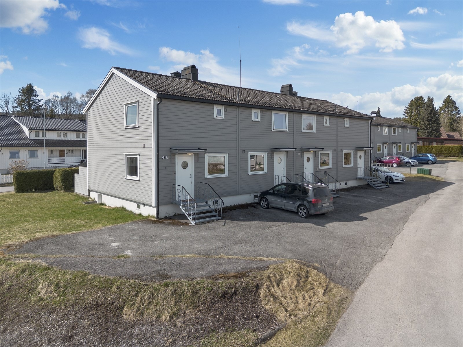 Boligen ligger på enden av rekken og har gode parkeringsmuligheter Galleribilde