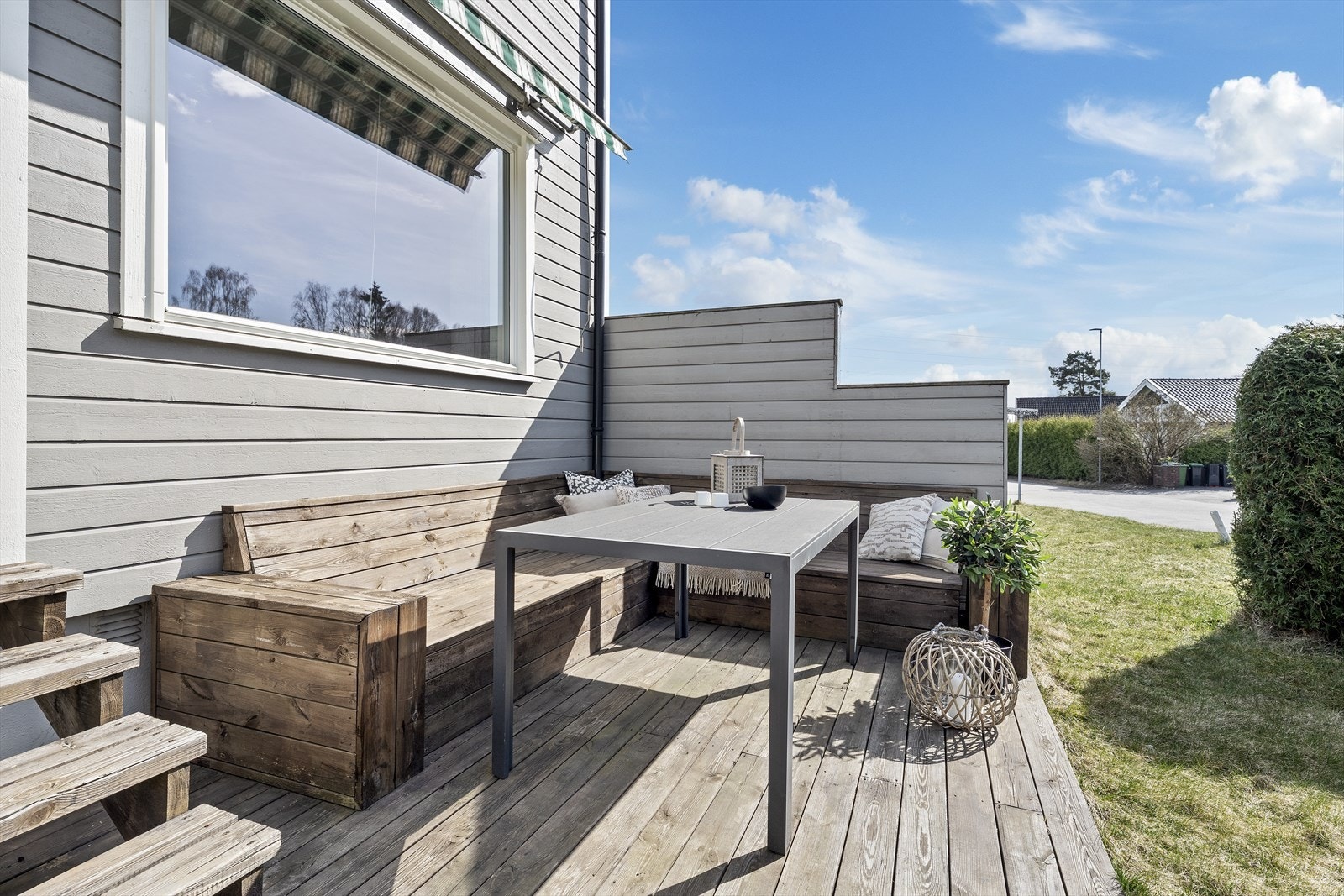 Solrik platting/terrasse med utgang fra stuen Galleribilde