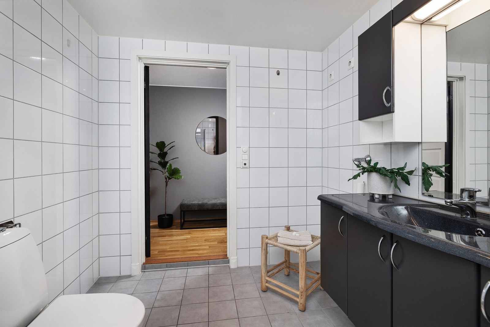 Badet har stor innredning med god plass til oppbevaring, samt mulighet for ekstra hylle langs veggen. Det er opplegg for vaskemaskin. Galleribilde