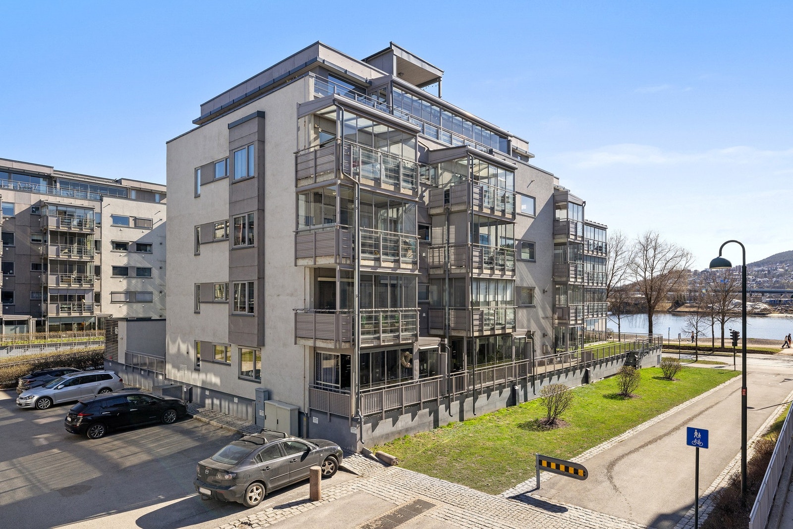I tillegg til egen innglasset balkong har sameiet fine fellesområder som kan benyttes. Galleribilde