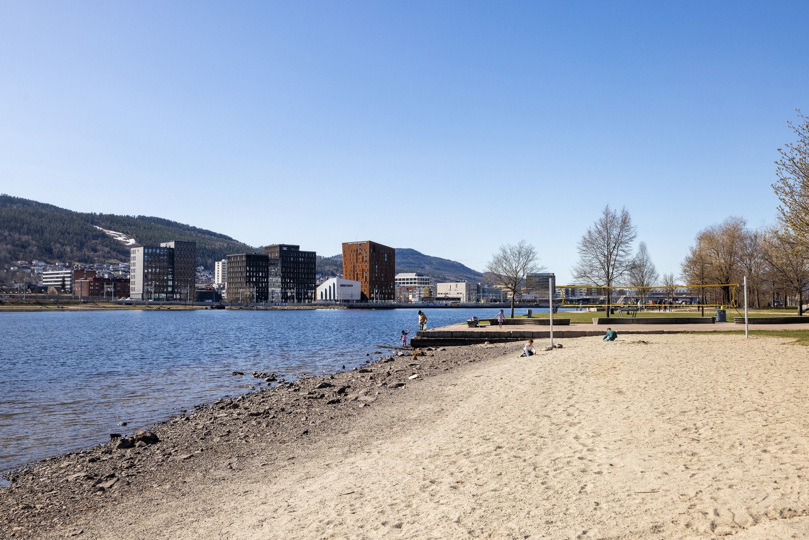 Nede ved elven er det etablert en superfint område med sandstrand, volleyballbane, lekeområde, tursti m.m. Galleribilde