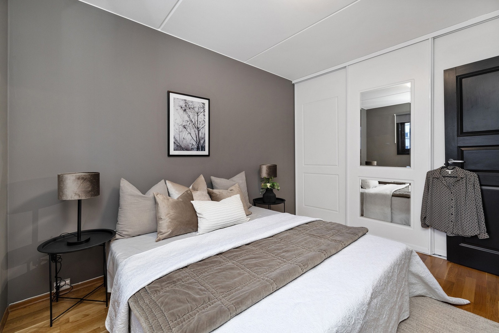 Rommet har stor skyvedørsgarderobe og god plass til dobbeltseng og nattbord. Galleribilde