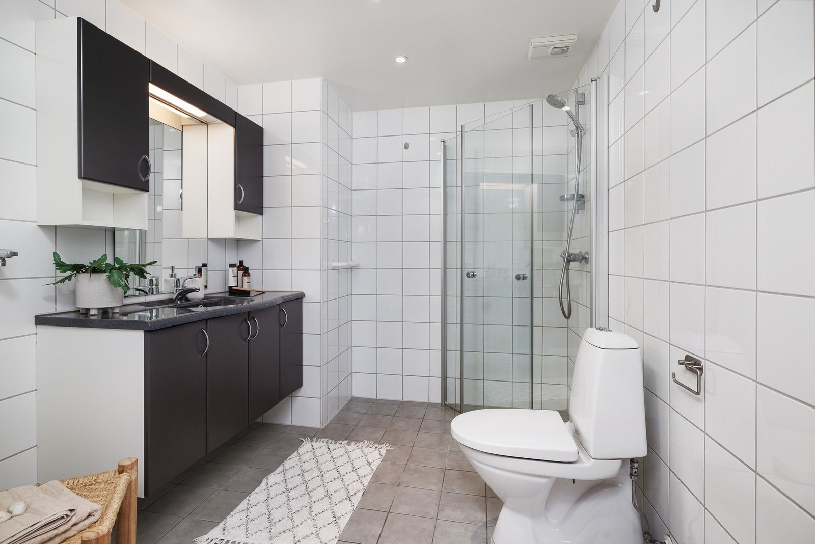 Pent baderom med flislagte overflater, gulvvarme og downlightsbelysning. Galleribilde