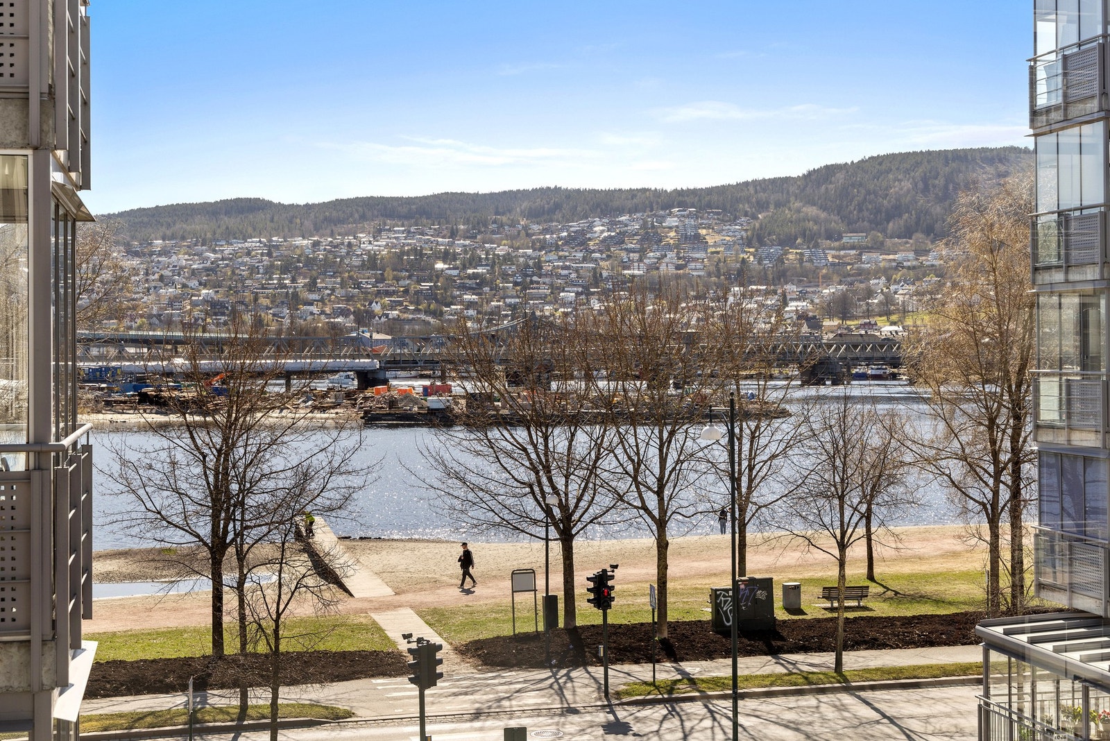 Leiligheten har flott beliggenhet i 3. etasje i blokka nærmest elven, med flott utsikt ned til vannet og kun et par meter å gå til promenaden. Galleribilde