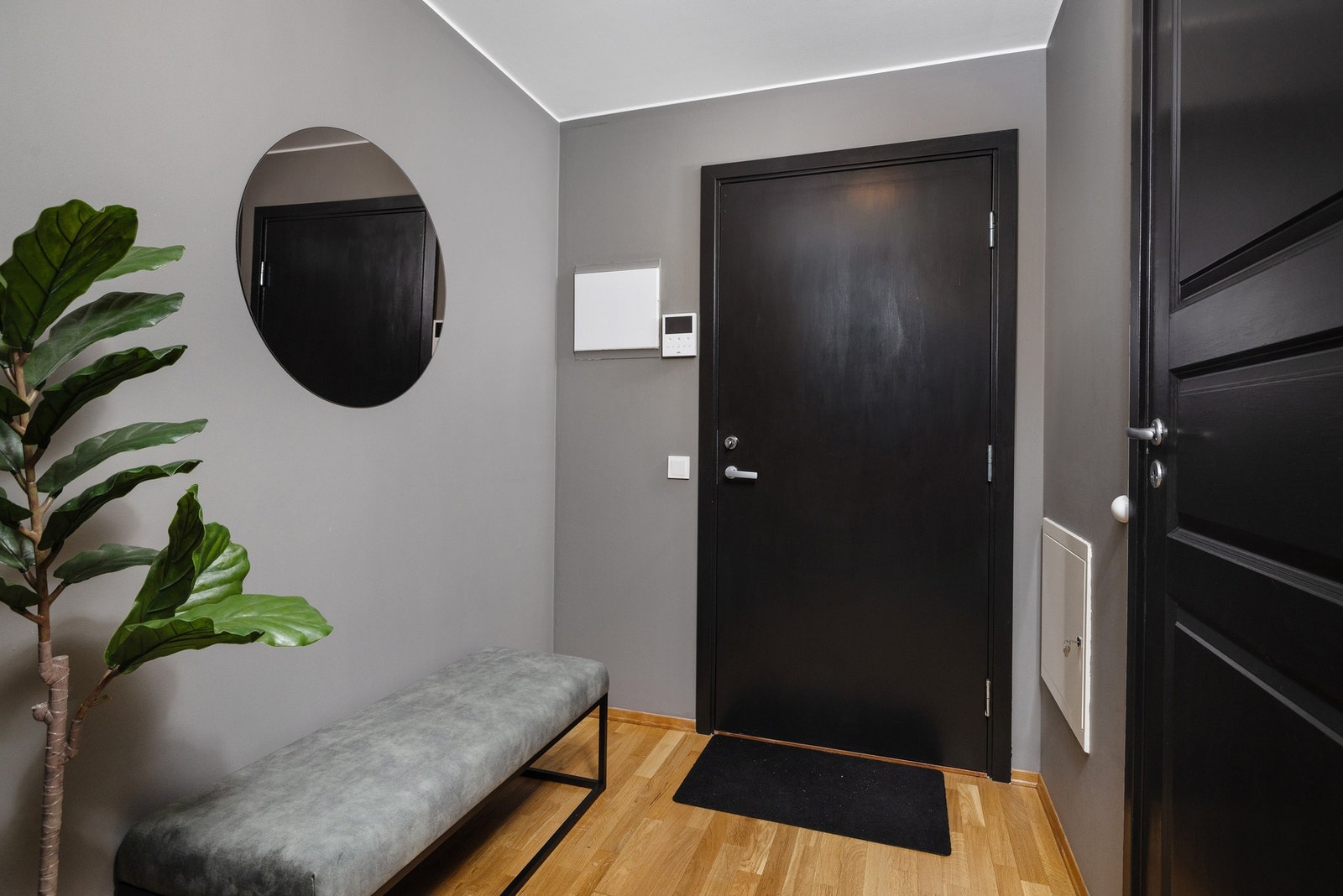 Hyggelig entré med plass til å henge fra seg ytterjakken. Det er felles callinganlegg med kamera montert ved ytterdøren. Galleribilde
