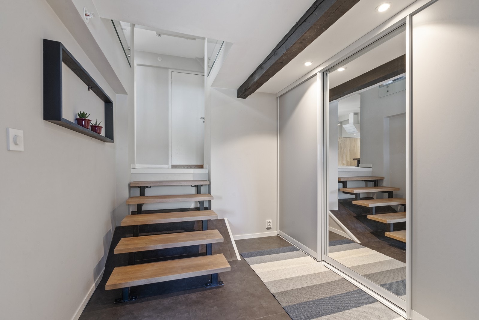 Trappegang m/skyvedørsgarderobe Galleribilde