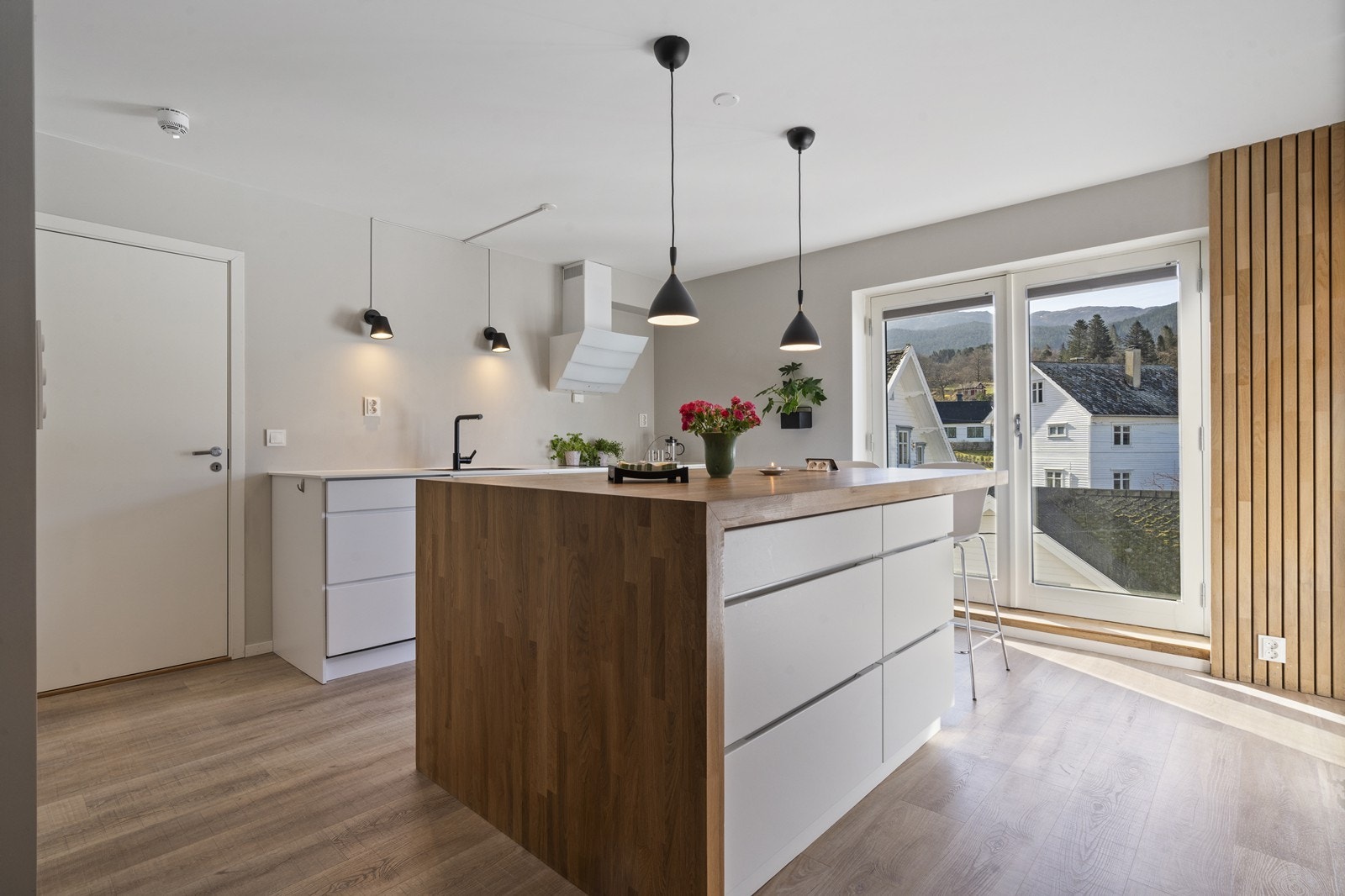 Kjøkken fra Kvikk, med alle hvitevarer integrert Galleribilde