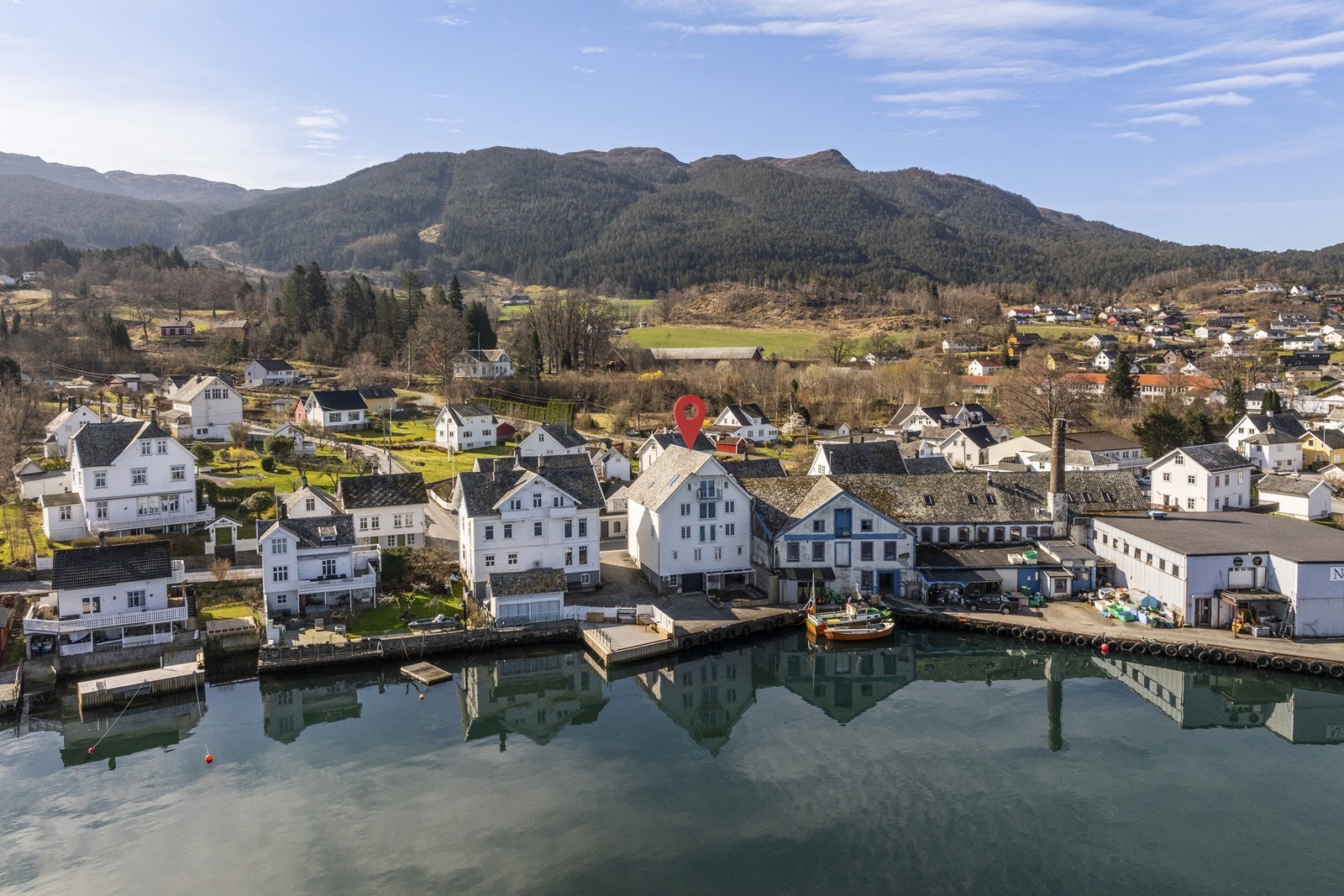 EiendomsMegler 1 v/Morten Karlsen presenterer Skånevikvegen 28! Delikat, særegen toppleilighet sentralt - Høy standard - 14 m felleskai - Heis - Balkong mot sjøen Galleribilde