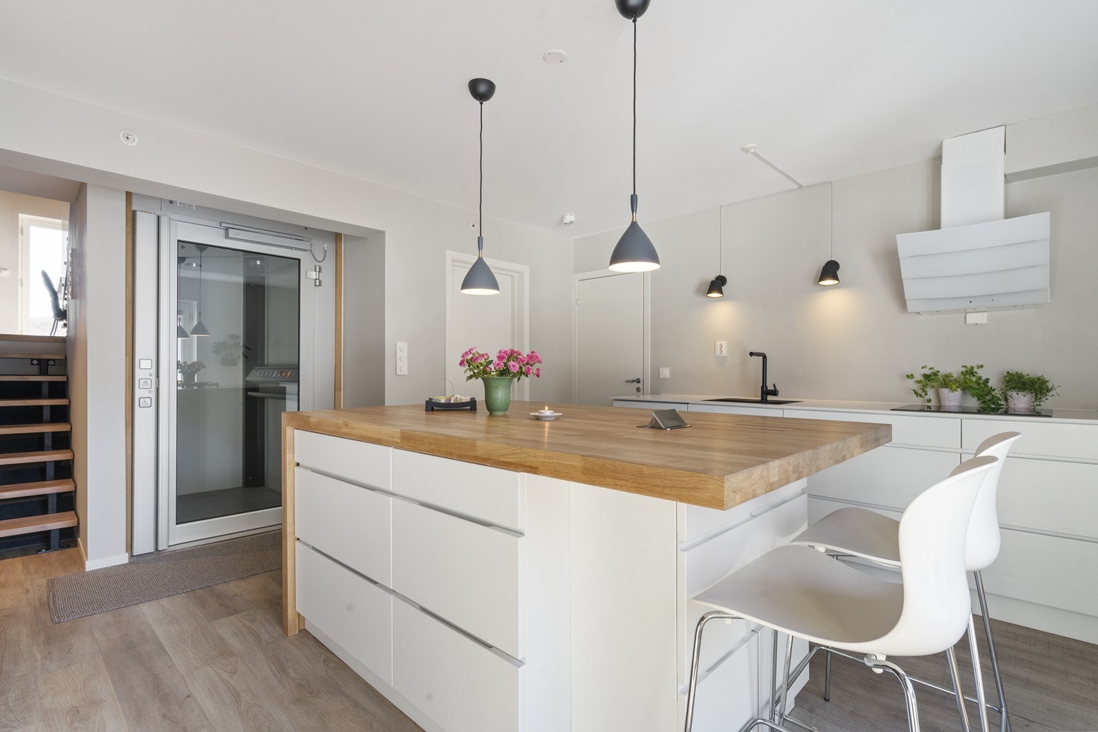 Direkte adkomst via heis og inn i leiligheten Galleribilde