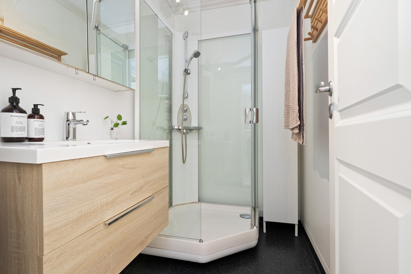 Leiligheten inneholder et dusjbad og et wc-rom. Dusjbadet ble pusset opp i 2012, og har hvitmalte vegger og mørkegrått belegg på gulv med sluk. Galleribilde