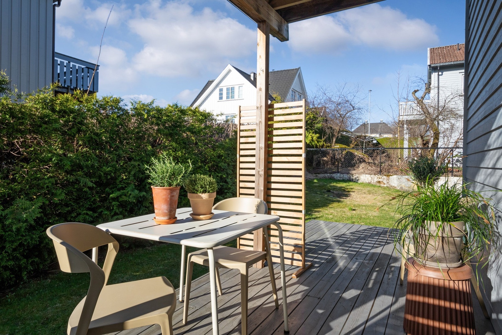 Boligen kan skilte med en dels overbygd, sydvendt terrasse på ca. 18 kvm. Galleribilde