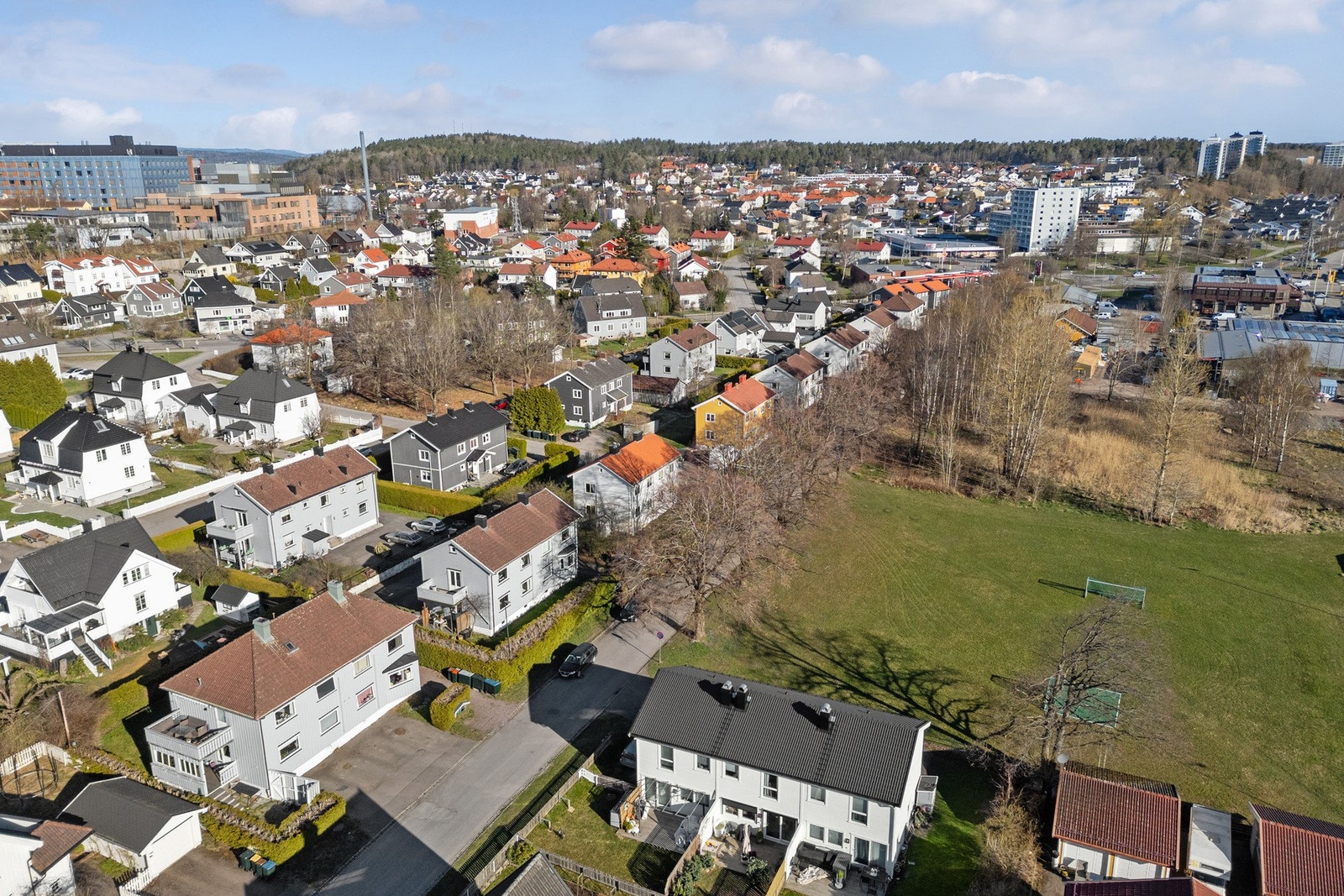 Eiendommen ligger i et rolig, populært og etablert boligområde på Træleborg. Galleribilde