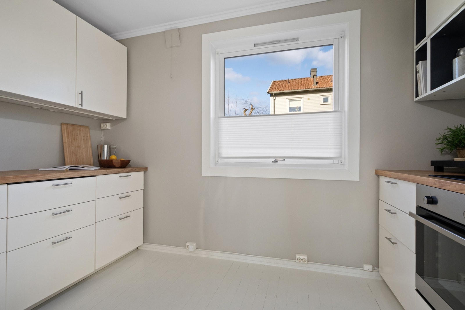 Kjøkkenet, som var nytt rundt 2013, har et stilrent og pent design med gode benkeflater og mye oppbevaringsplass. Galleribilde