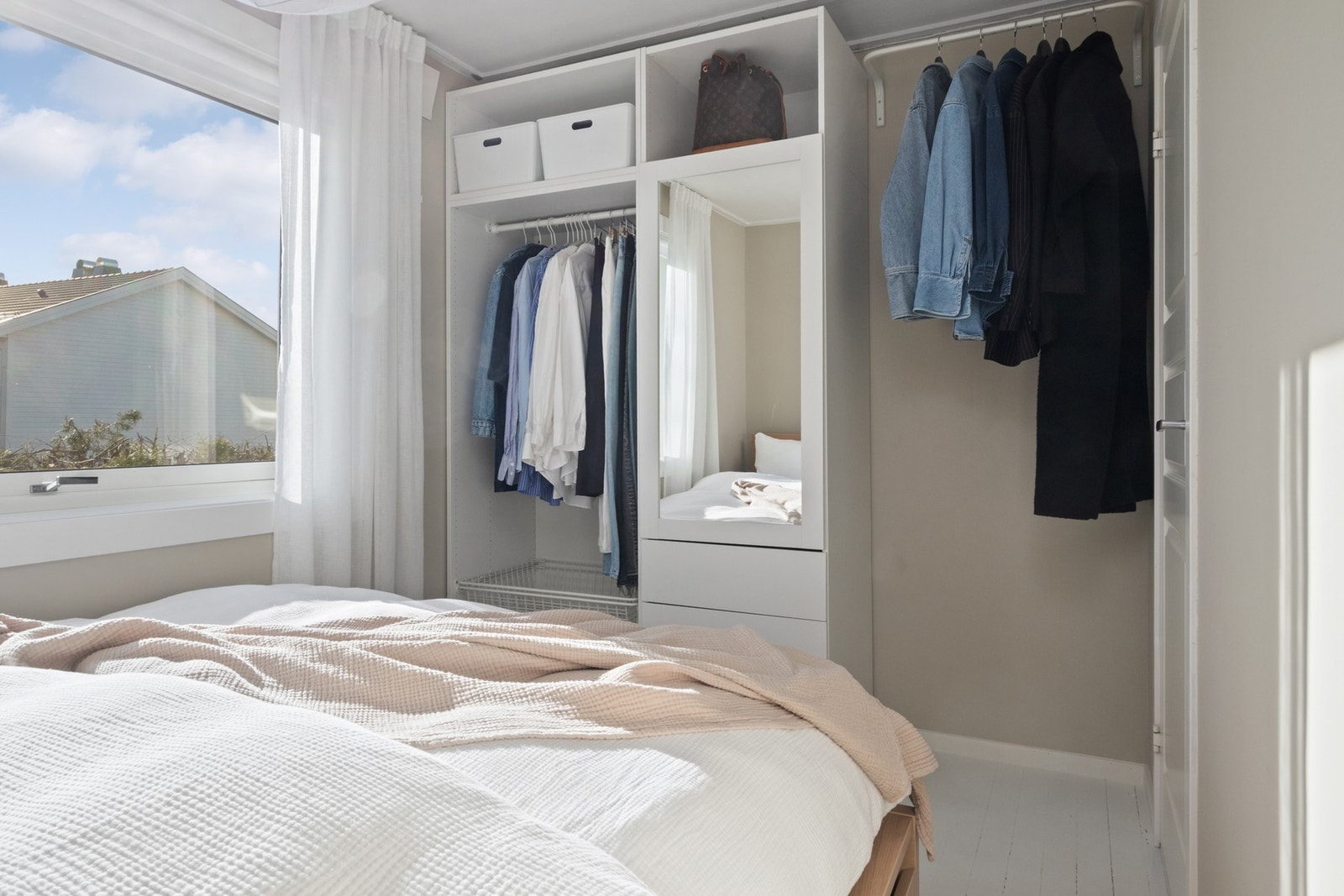 En god garderobe med både hyller, skuffer og heng. Galleribilde