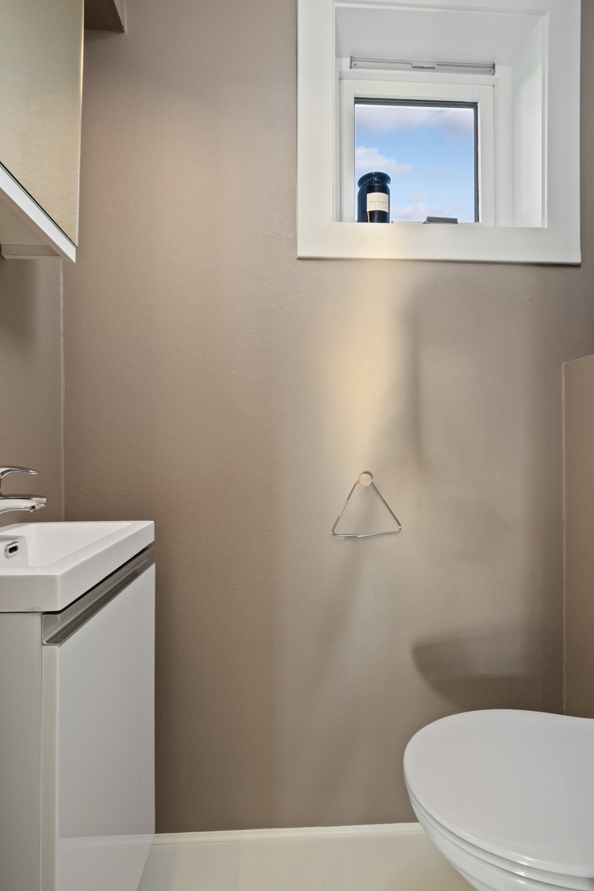 I hendig tilknytning til entreen er det et pent, separat wc-rom. Galleribilde