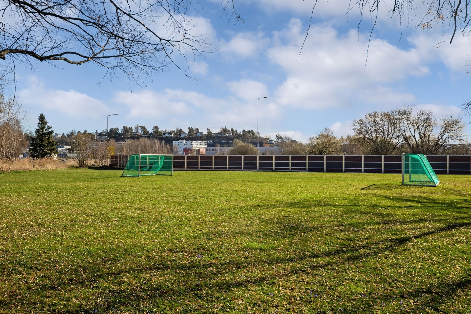 Rett over gaten finnes det fotballbane. Galleribilde