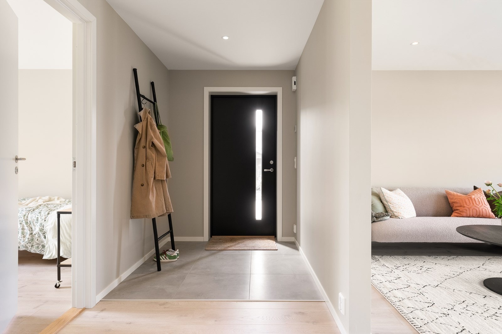 Velkommen inn! Yttergang har flislagt gulv med vannbåren gulvvarme og malte gipsvegger. Malt gipstak med innfelte LED downlights med dimmer Galleribilde