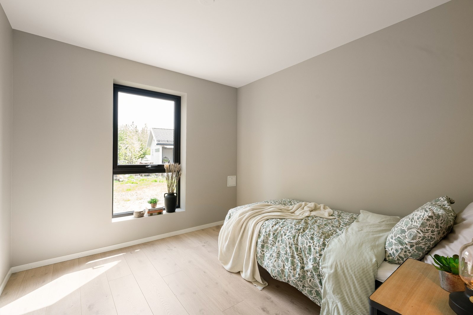 Begge soverommene har laminatgulv fra Pergo med vannbåren gulvvarme og malte gipsvegger. Malte gipstak med takpunkt for taklamper Galleribilde