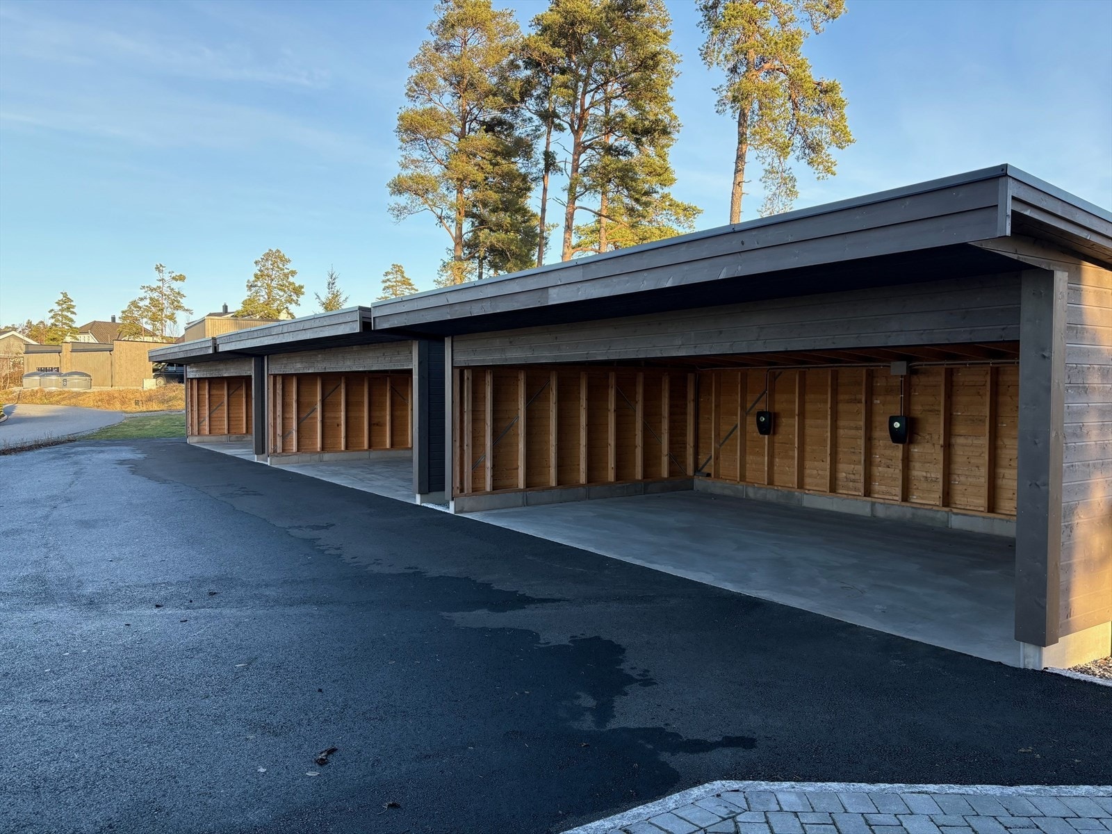 Alle leilighetene i 2. etasje har parkering i egen carport med el-bil ladere. Alle leilighetene i 1. etasje har egen steinsatt parkeringsplass med el-bil ladere rett utenfor inngangsdøren. I tillegg kommer 8 oppmerkede felles parkeringsplasser Galleribilde