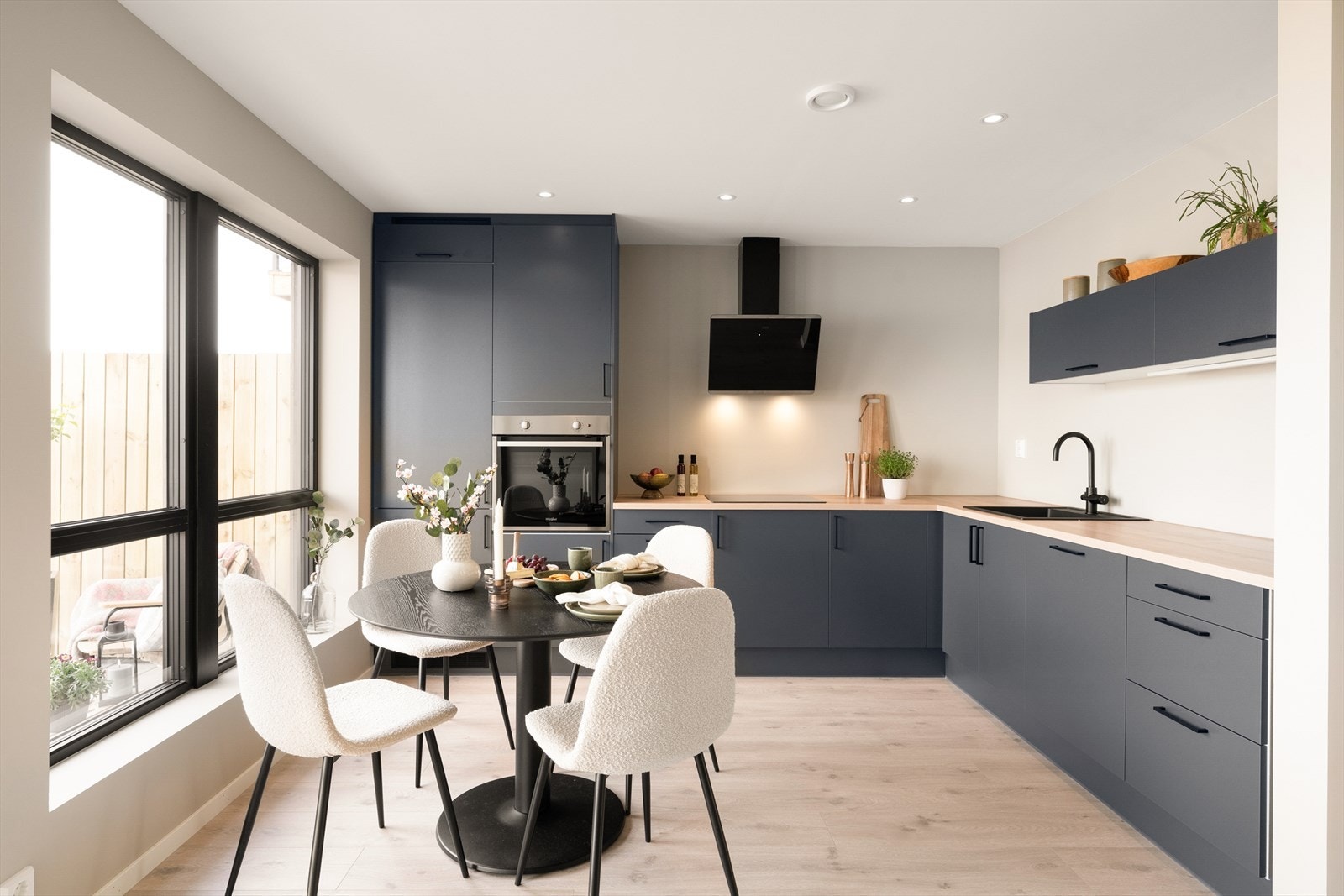 Innredning fra Mesterkjøkken med demping på skuffer og skap. Integrerte hvitevarer fra Whirlpool med induksjonsplatetopp, komfyr, kjøle/fryseskap og oppvaskmaskin. Elektronisk vannstoppekran og komfyrvakt. Avtrekksvifte med utluft (ikke kullfilter) Galleribilde