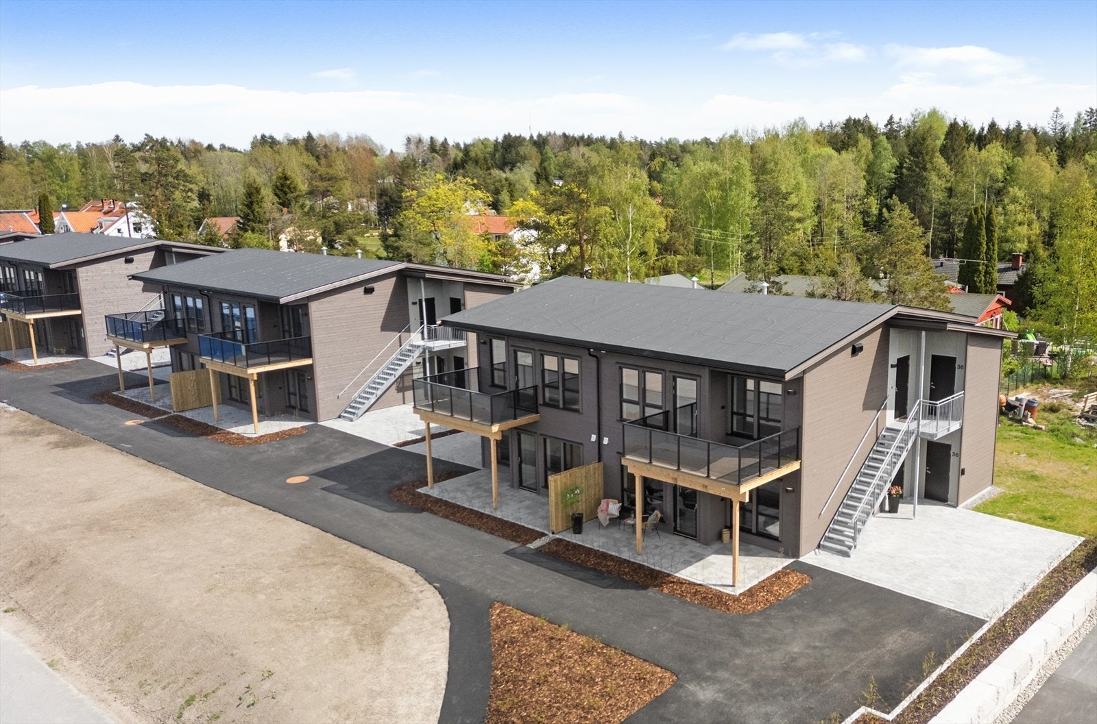 Tomten er delt opp i fellesareal for sameiet bestående av asfalterte innkjøringer og parkeringsarealer, samt egne tomtearealer for alle leilighetene i 1. etasje med steinsatte uteplasser, steinsatte parkeringsplasser og med egne små hageareal i bakkant Galleribilde