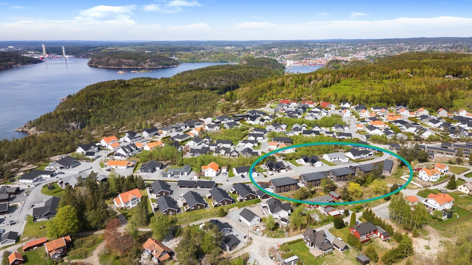 Rolig og idyllisk beliggende i nytt boligfelt uten gjennomgangstrafikk på Brattskott ca. 4 km. fra Halden sentrum i barnevennlig og boligområde ved Iddefjorden på Hov med gode solforhold og med kort vei til flotte naturområder Galleribilde