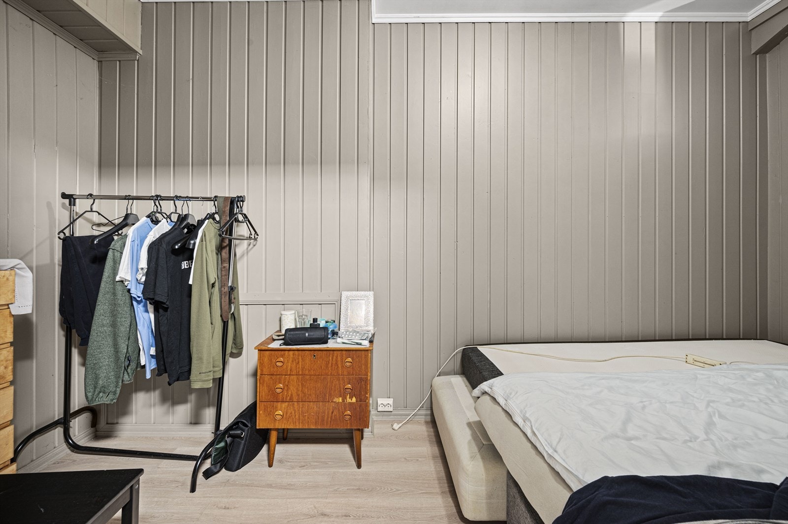 Soverom til høyre leilighet med plass til seng og oppbevaring Galleribilde