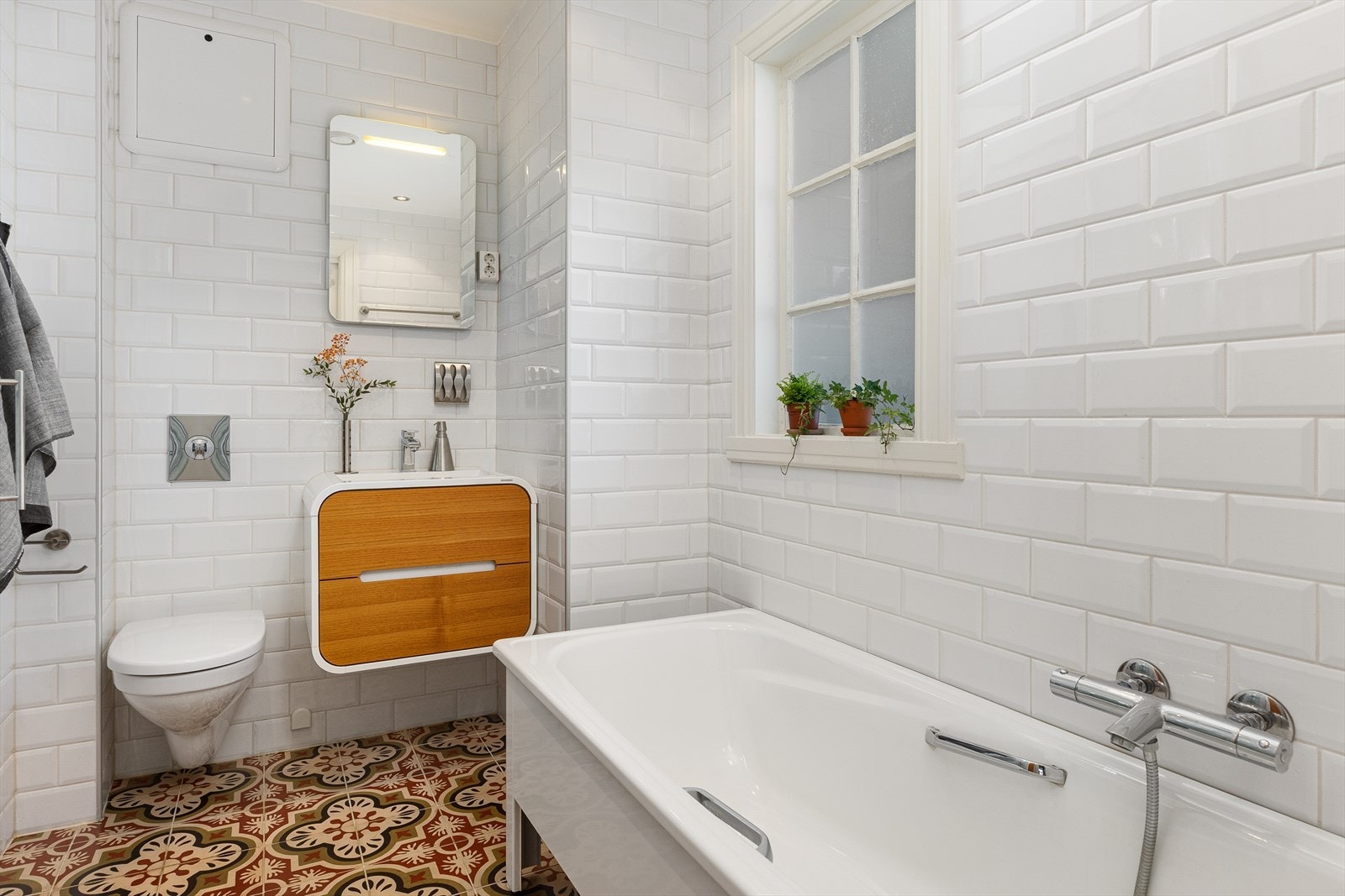 Pent flislagt bad fra 2013 med elektriske varmekabler i gulvet. Galleribilde