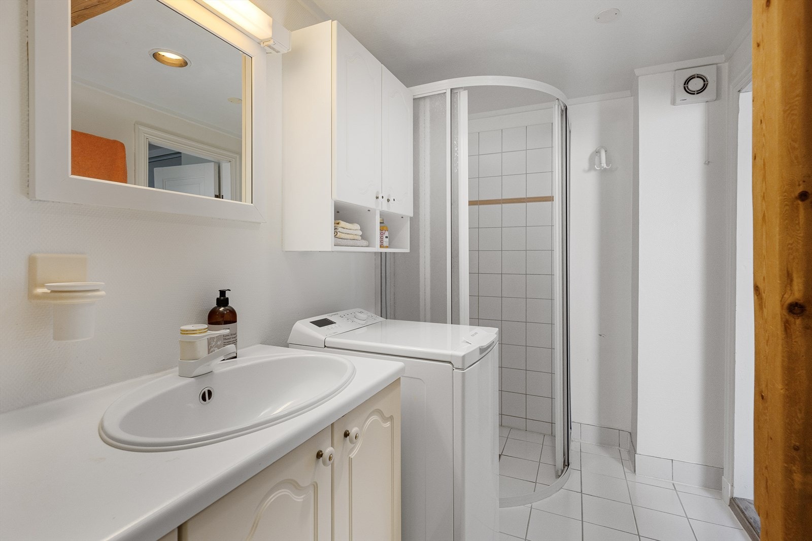 Fra soverommet har man adkomst til leilighetens andre bad. Galleribilde