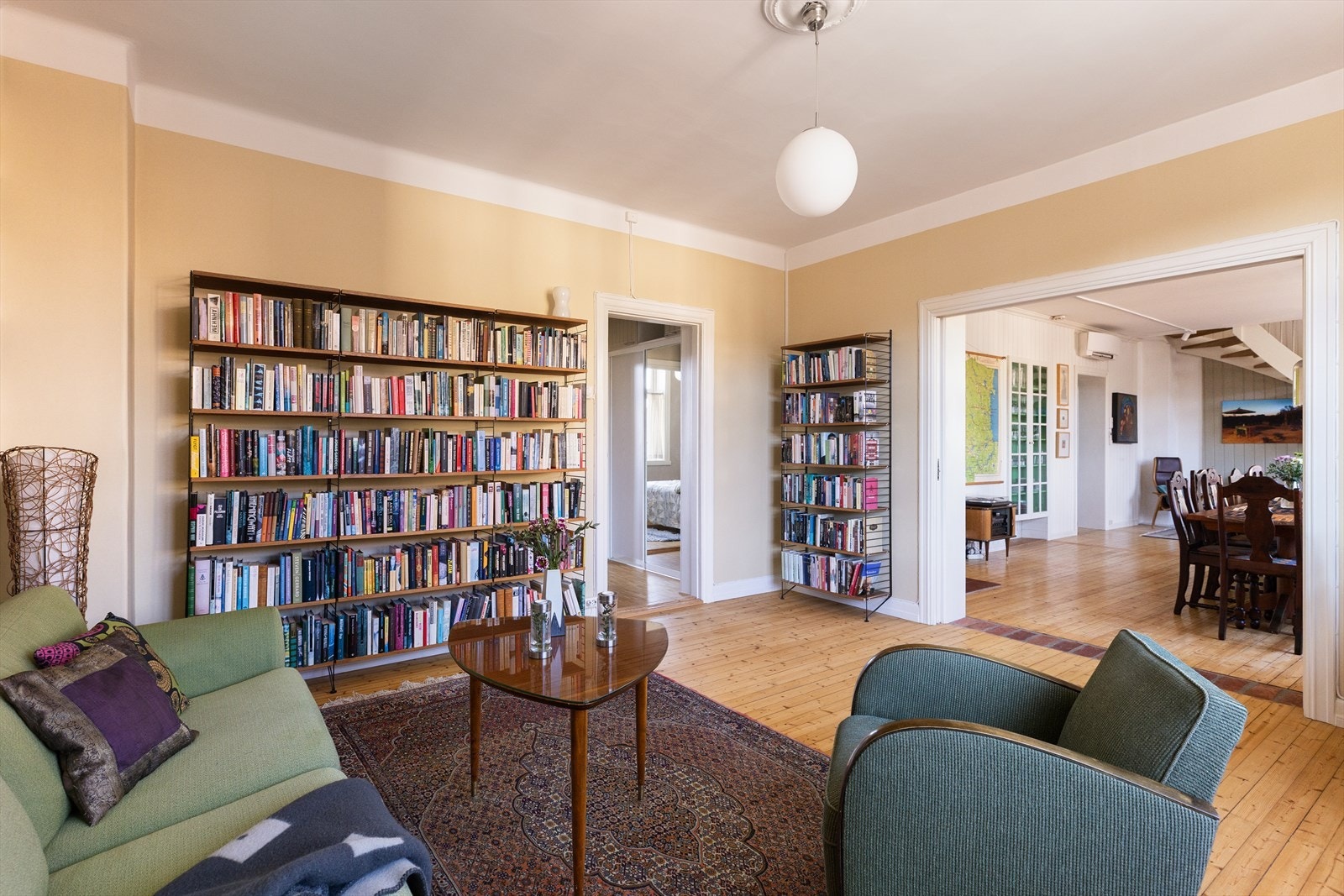 Fra stuen har man en direkte tilknytning til boligens herlige spisestue. Galleribilde