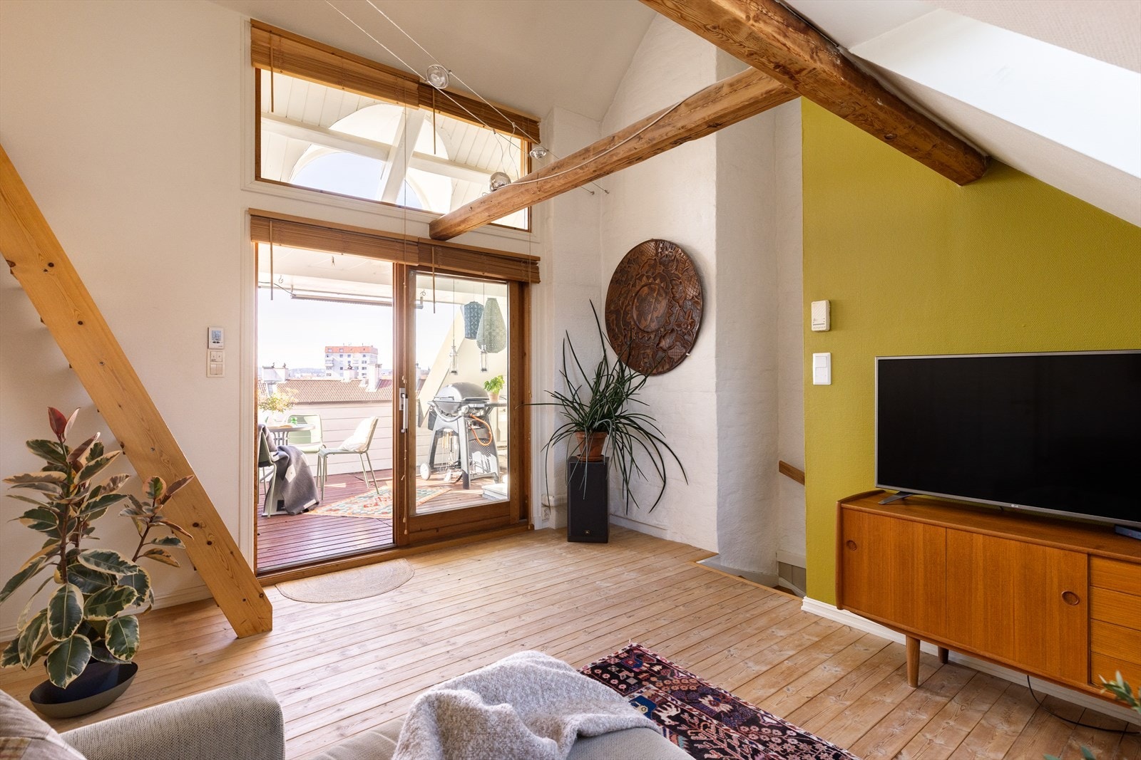 Hyggelig loftstue med flotte trebjelker og en meget generøs takhøyde på hele 4,01m. Galleribilde