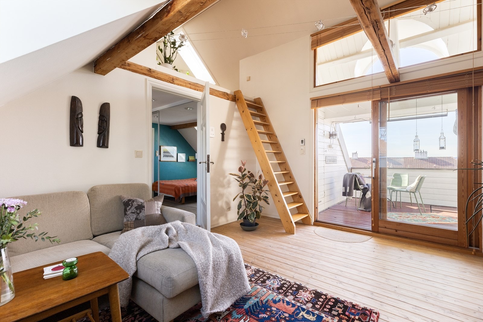 Her har man god plass til hjørnesofa, tilhørende møblement, tv-bord og annet ønskelig interiør. Galleribilde