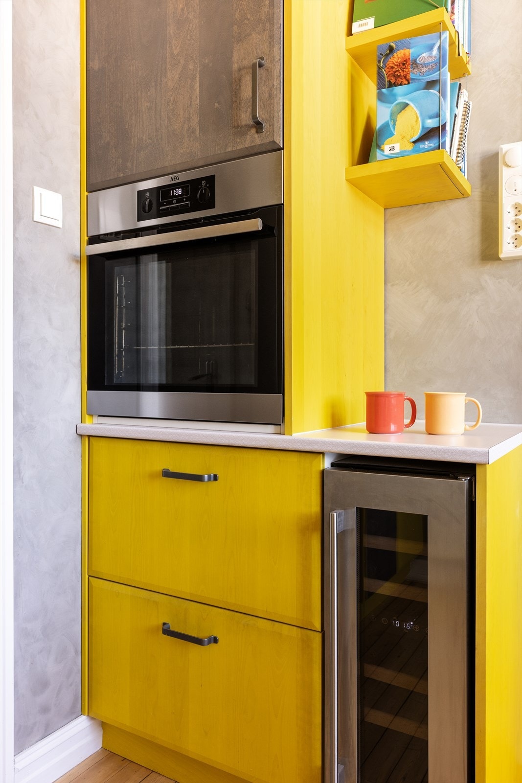 Kjøkkenet er utstyrt med platetopp, dobbelt kum med ettgreps blandebatteri, ventilator, kjøl/fryseskap, vinskap, ovn og oppvaskmaskin. Galleribilde